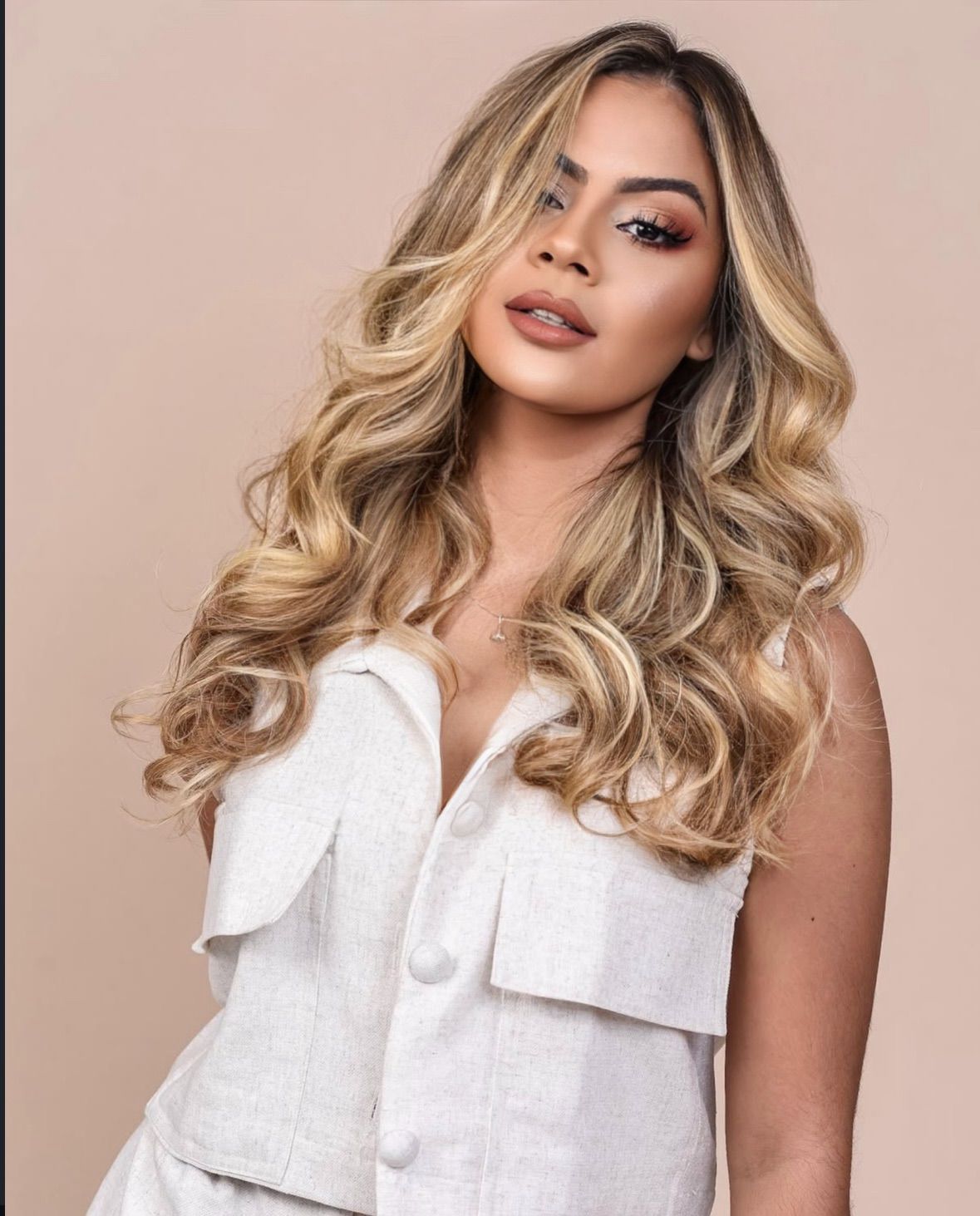 Transformação loiro platinado por Valmir Maciel colorista Lisboa